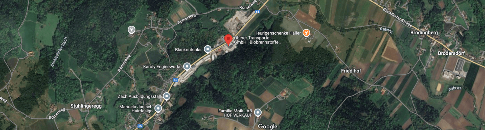 Karte von Stuhlingeregg, zeigt Straßen wie Römerweg und lokale Betriebe wie Karoly Engineworks, Umgeben von Wald und Feldern.
